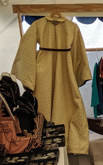 Barb_s_Garb_Gold Houppelande